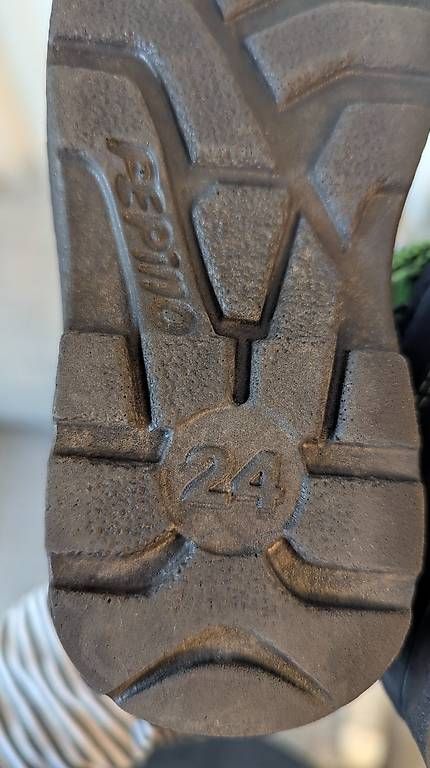 Scarpe per ragazzi: Winterschuhe Gr. 24 – Usato da Seuzach venduto da louisa. 2