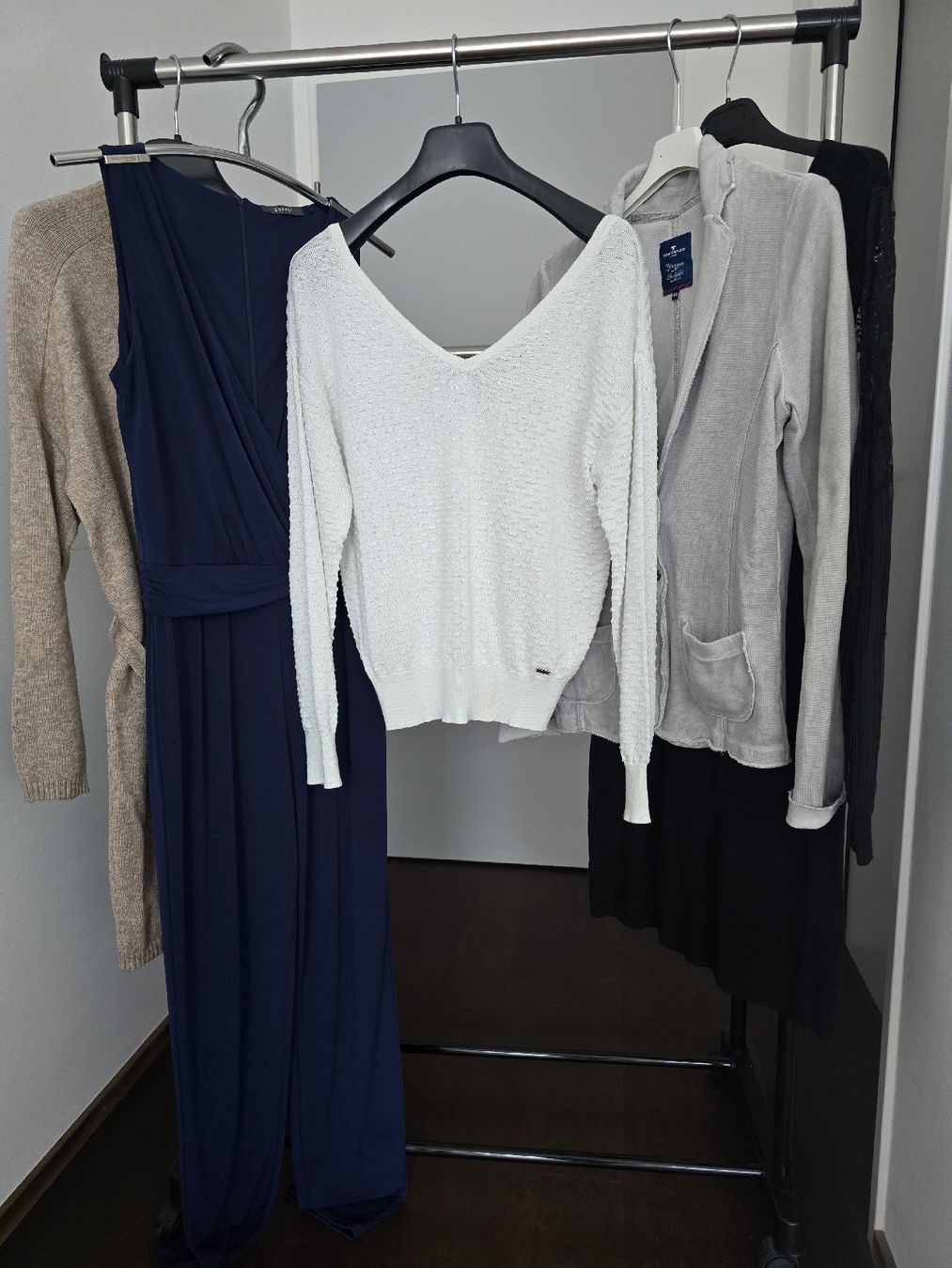 Esprit Lotti di vestiti: Kleiderpaket "Grösse S" Pepe Jeans, Tom Tailor, Esprit... – Usato da Rorschacherberg venduto da Olgamedved 2