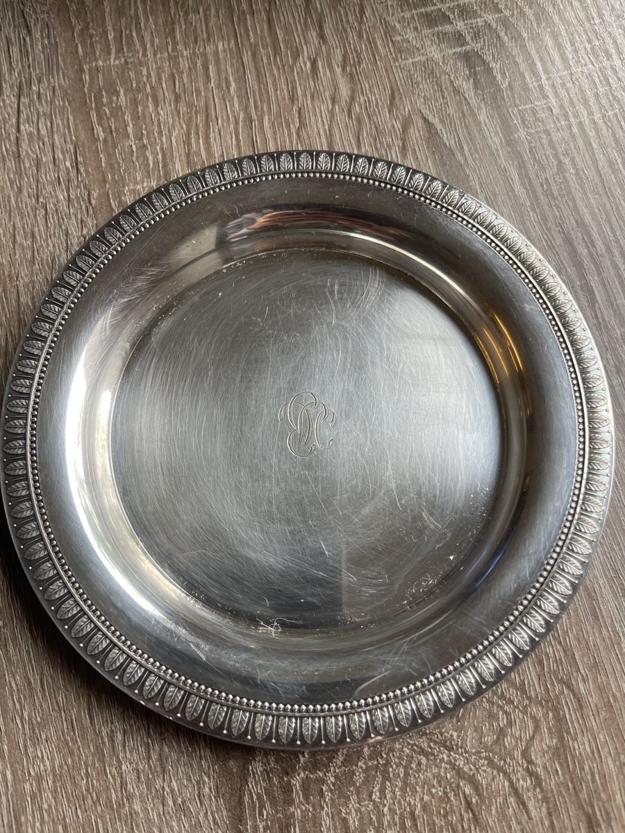 Christofle Piatti: Christofle silver plated plate with monogram, used – Usato da Zürich venduto da Vita_DV 1
