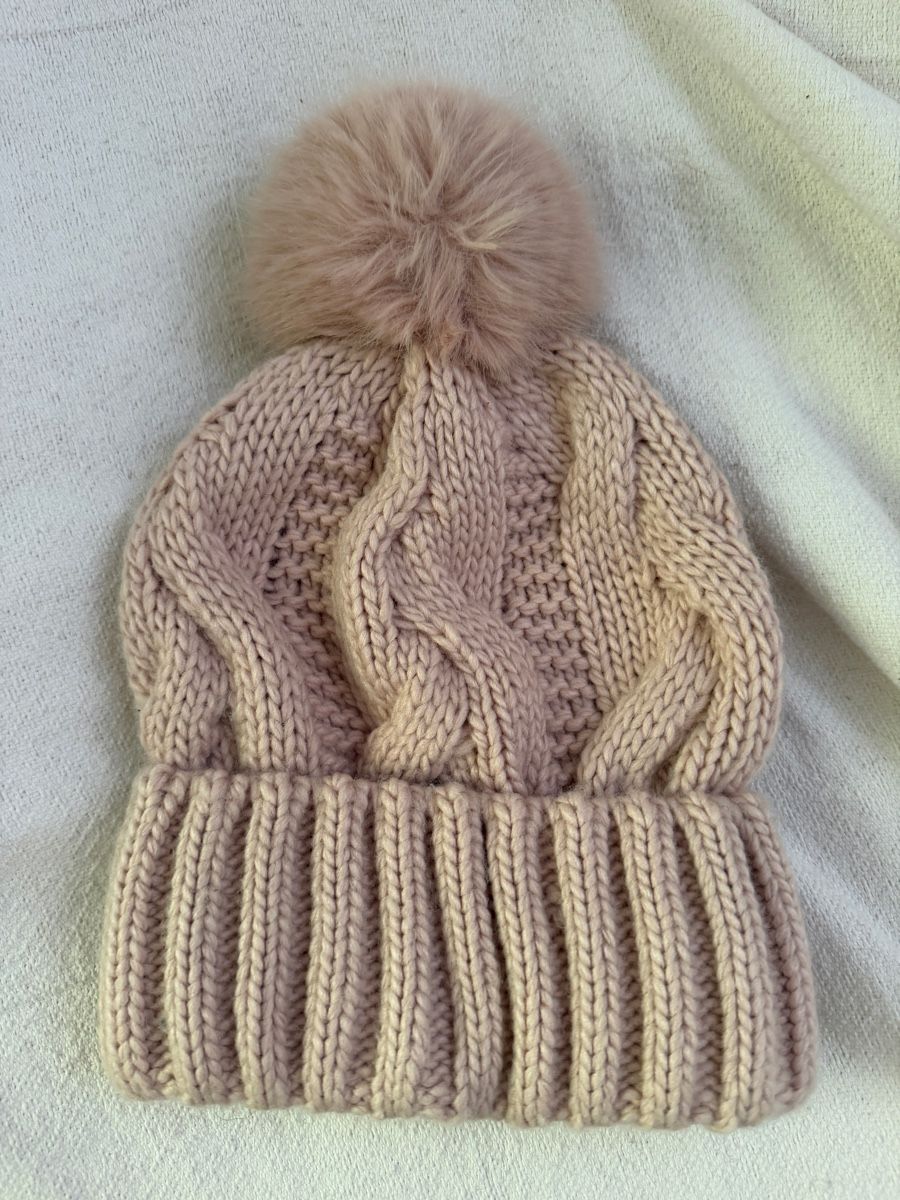 H&M Hüte, Mützen & Caps: Beanie with Pom Pom pink cable knit – Gebraucht aus Winterthur von LarissaChiara27