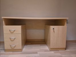Gebrauchter Schreibtisch aus Holz mit viel Stauraum.