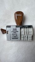 Stempel in englischer Sprache mit Datum und Texten.