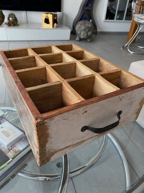 Caisses de transport: Schwere Massivholz-Kiste mit Fächern – D'occasion à Wiesendangen par EnricaL 1