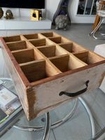 Schwere Massivholz-Kiste mit 12 Fächern und Metallgriffe