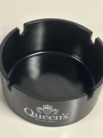 Queen's Aschenbecher, Ornamin