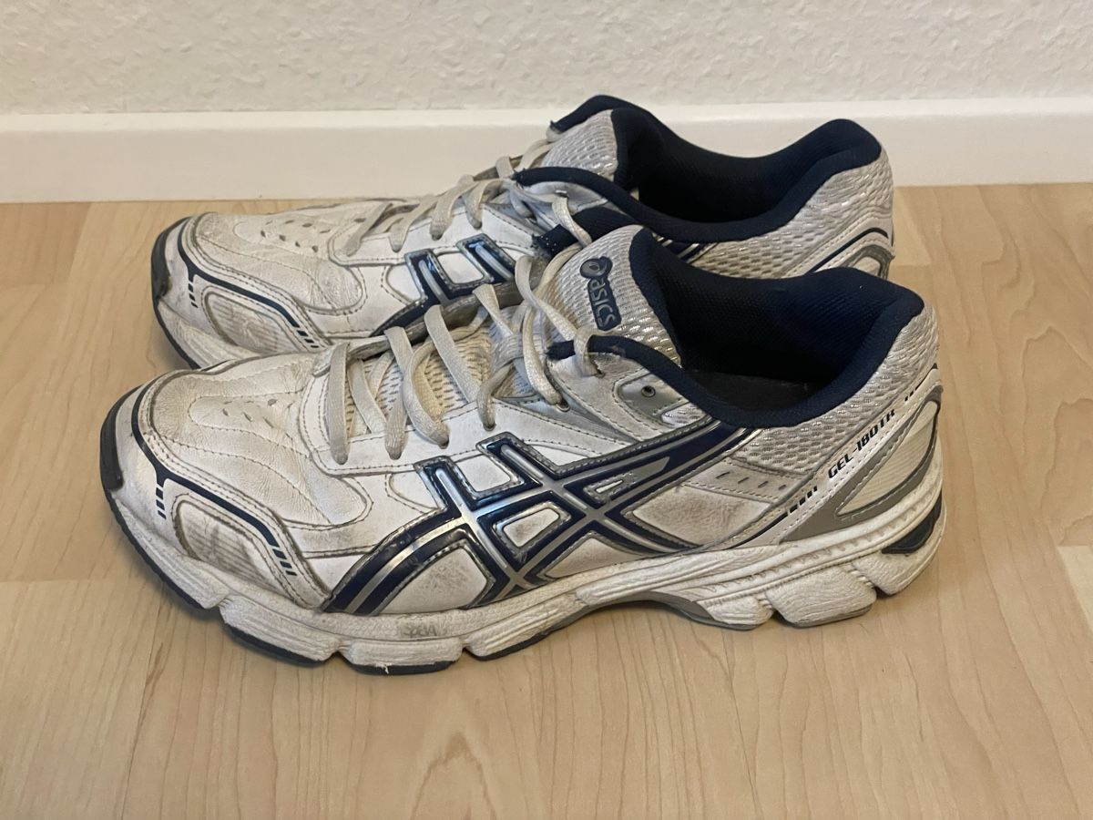 Asics Scarpe da uomo: Asics Schuhe Grösse 42.5 – Usato da Uster venduto da livs_ 1
