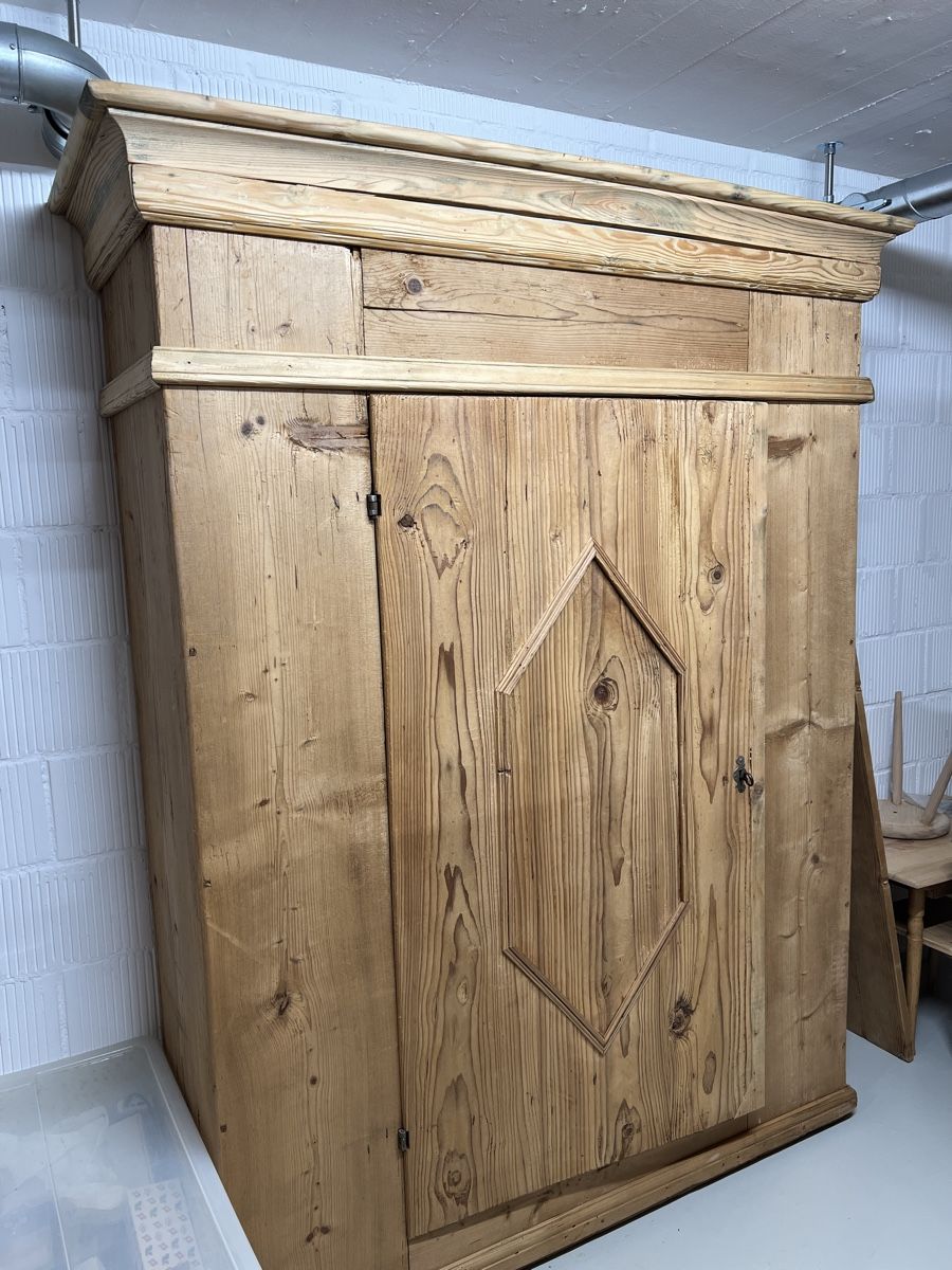 Armadi: Antiker Schrank, Holz – Usato da Thun venduto da gehoerntes_veilchen