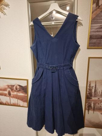 Kleid dunkelblau mit Gürtel Grösse M guter Zustand used look