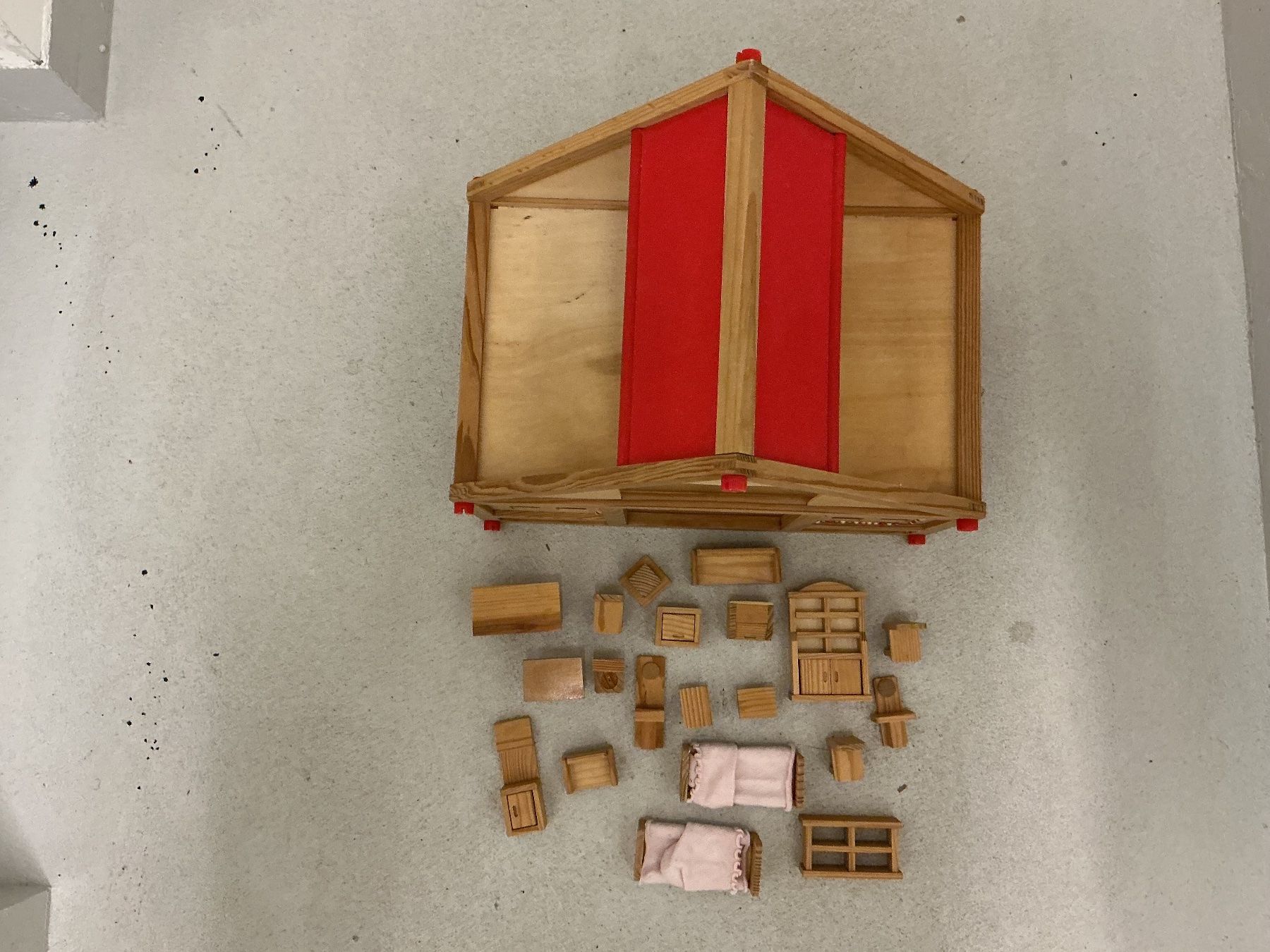 Case e mobili per bambole: Puppen Haus mit Möbeln dabei – Usato da Winterthur venduto da Tumko_7_Vinyl 3