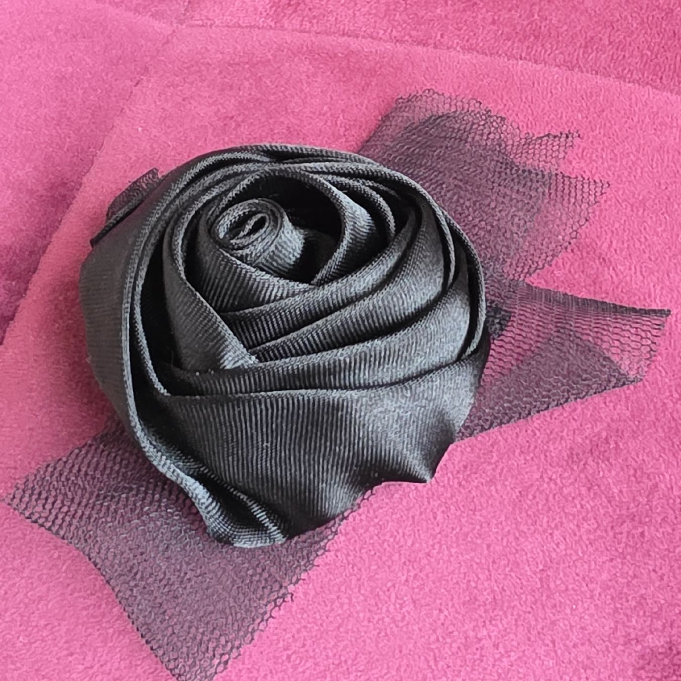 Spille & Fermagli: Schwarze Stoff-Rose Brosche, neuwertig, Gothic Accessoire. – Nuovo (secondo la descrizione) da Rheinsulz venduto da Gilea 2