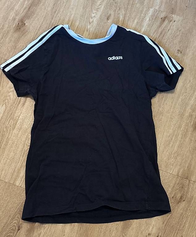 T-Shirts: T-Shirt Adidas – Gebraucht aus Schöftland von nis_9zs5