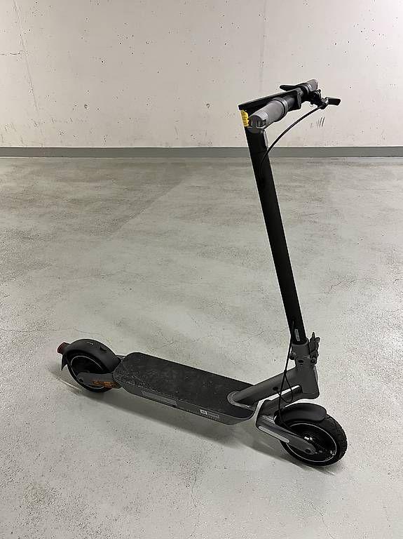 Scooters: Elektroscooter mit Federung xiami – D'occasion à Elgg par Jd 1