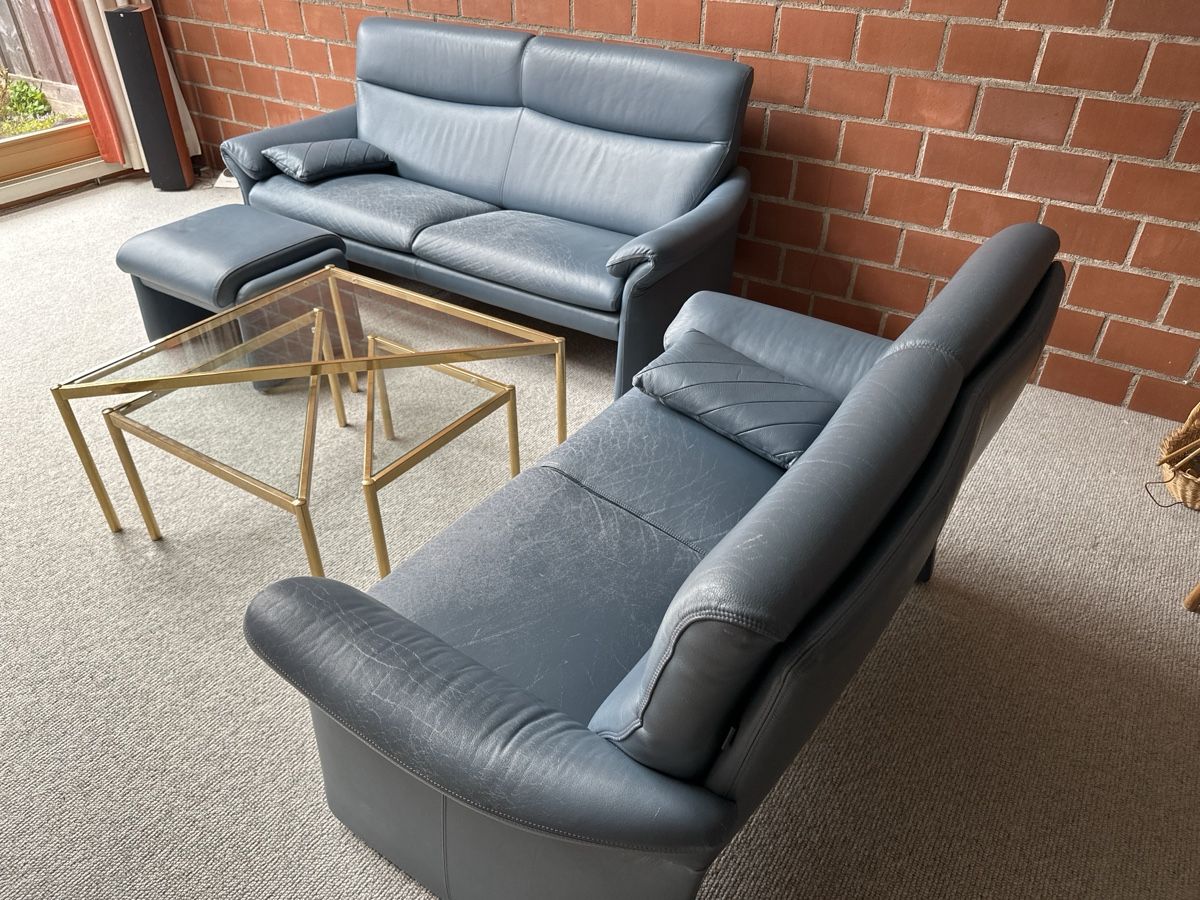 Divani: 2 Sofas (5 Plätze) leder blau mit Glastisch dreifach – Usato da Widen venduto da Sir_copilot