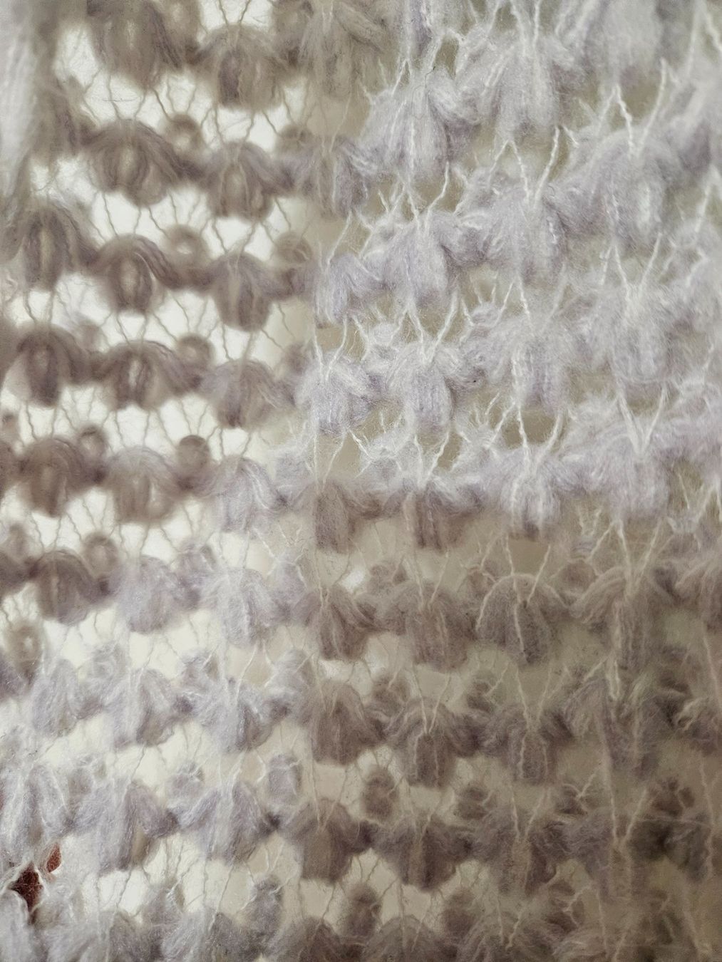 Foulard & Sciarpe: Schal hellgrau, Lochstrickmuster, Länge ca. 220cm – Usato da Winterthur venduto da noodle_soup 1