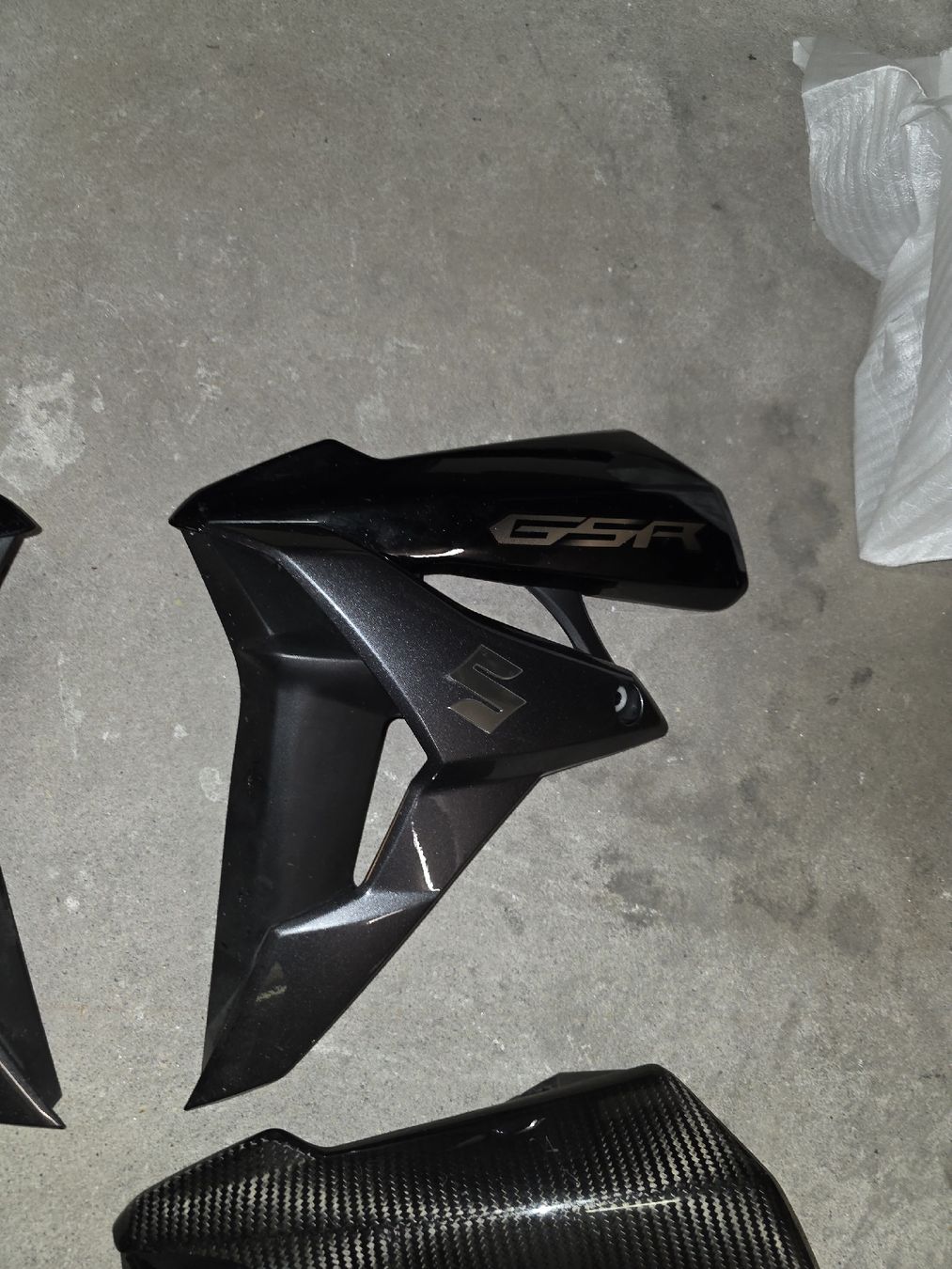 Suzuki Tutti i ricambio per moto: Carenage lateral GSR 750 – Usato da Fribourg venduto da dccis.ch