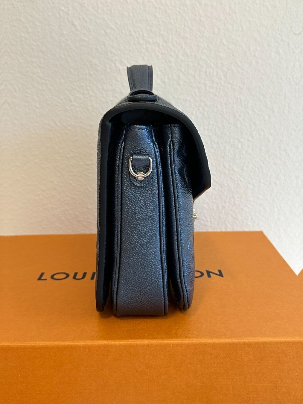 Louis Vuitton Borse da donna: Louis Vuitton Pochette Métis Navy Empreinte Leder – Nuovo e nell'imballaggio originale da Adliswil venduto da theoriginalkeks 4