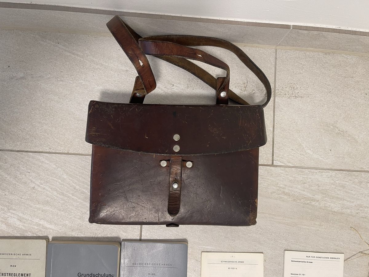 Schweizer Armee Taschen: Schweizer Armeetasche mit Reglemente – Gebraucht aus Basel von mariablanka 1