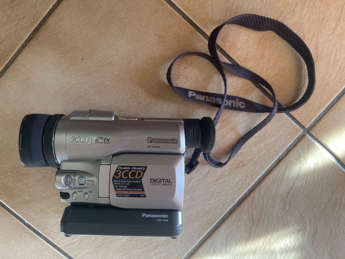 Panasonic Camcorder: Caméscope Panasonic NV-DX100 3CCD Zoom 24x – Gebraucht aus Vernayaz von Darkfrost