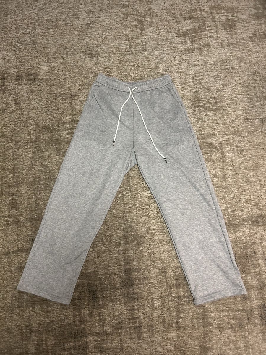 Pantaloni: Pantalon de jogging gris clair, taille S – Nuovo (secondo la descrizione) da St-George venduto da elena27