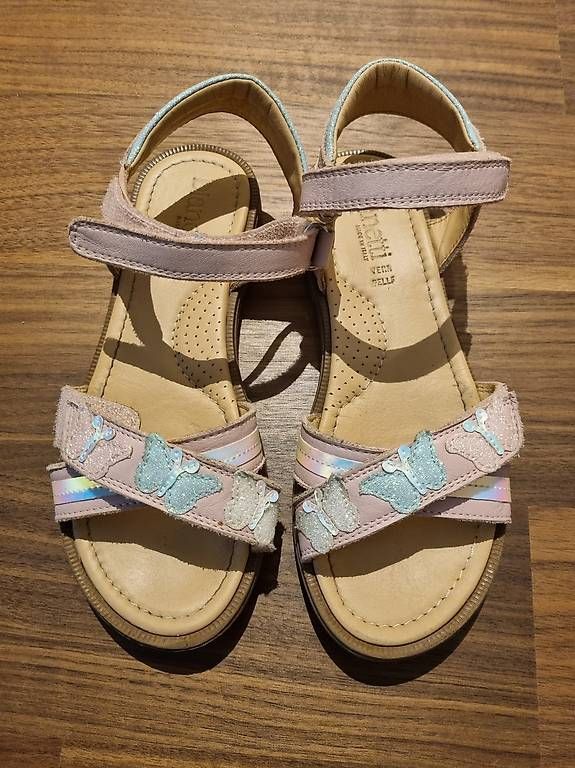 Chaussures filles: Sandalen Mädchen Grösse 34 – D'occasion à Zürich par ani_qj8q 2