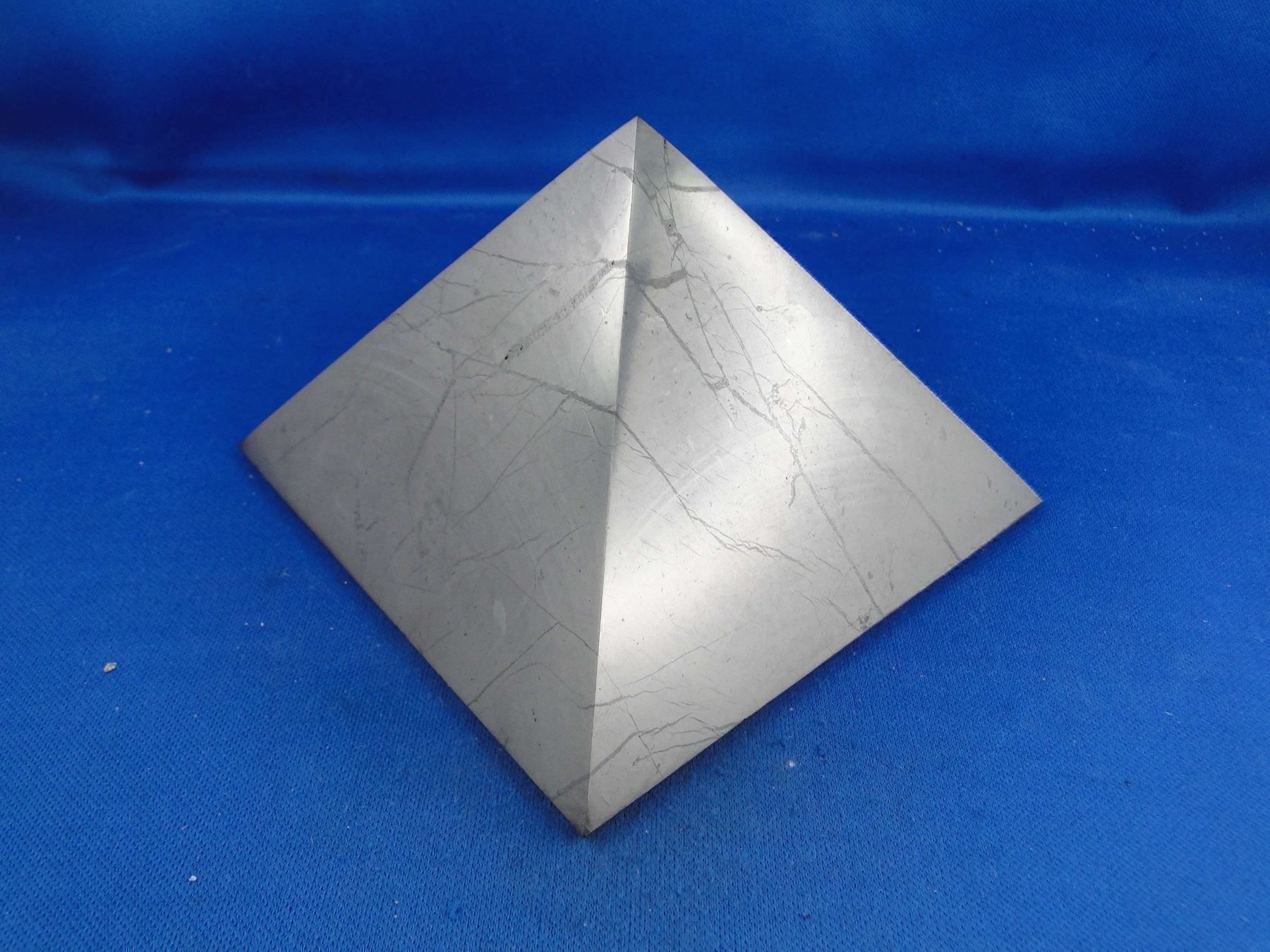 Minerali & Pietre curative: Shungit-Pyramide mit Uhr – Usato da Schinznach Bad venduto da Demerald 4
