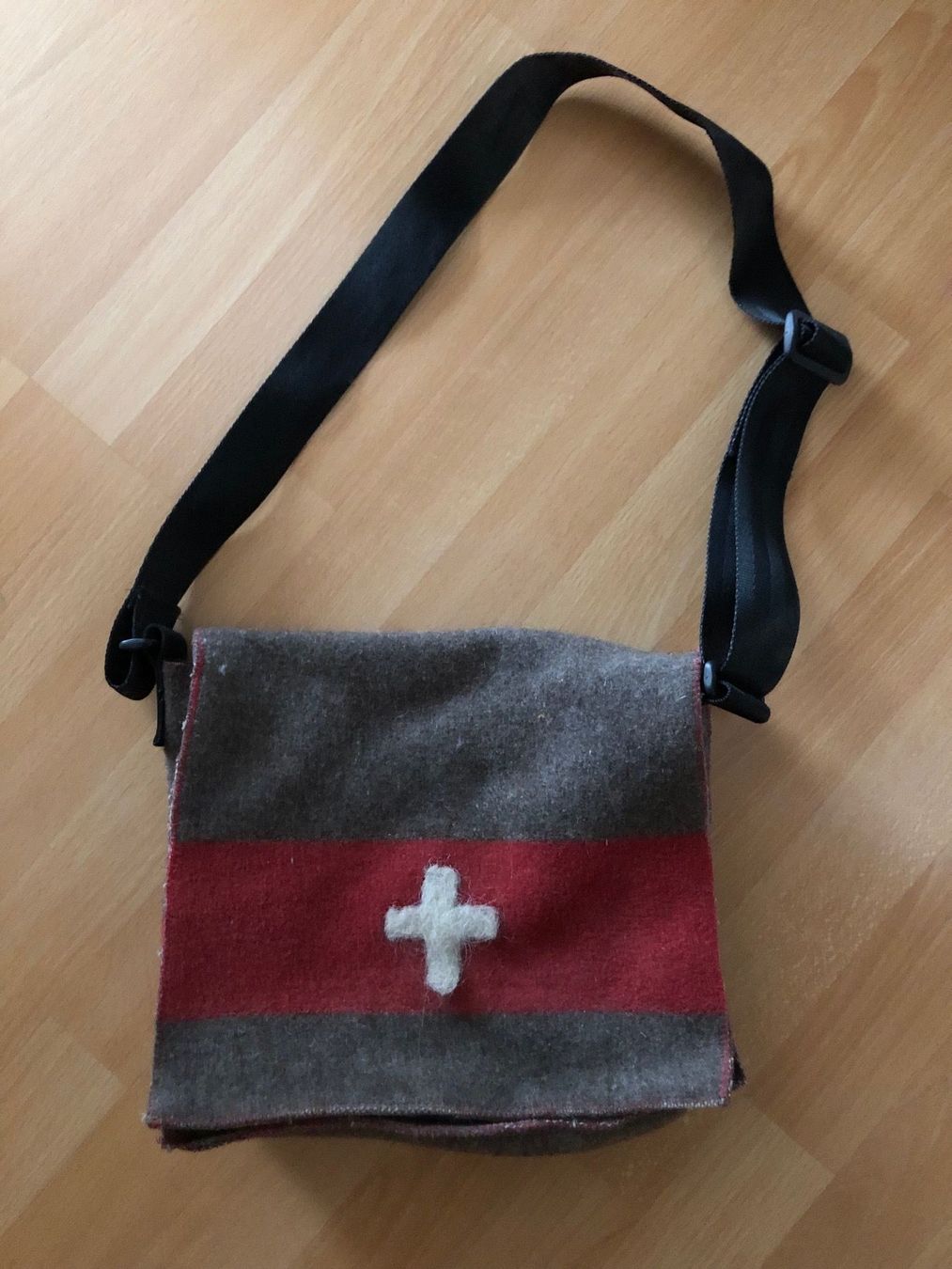 Borse da donna: Schweizer Armeedecke Handtasche Handarbeit – Nuovo (secondo la descrizione) da Davos Platz venduto da cilgia08