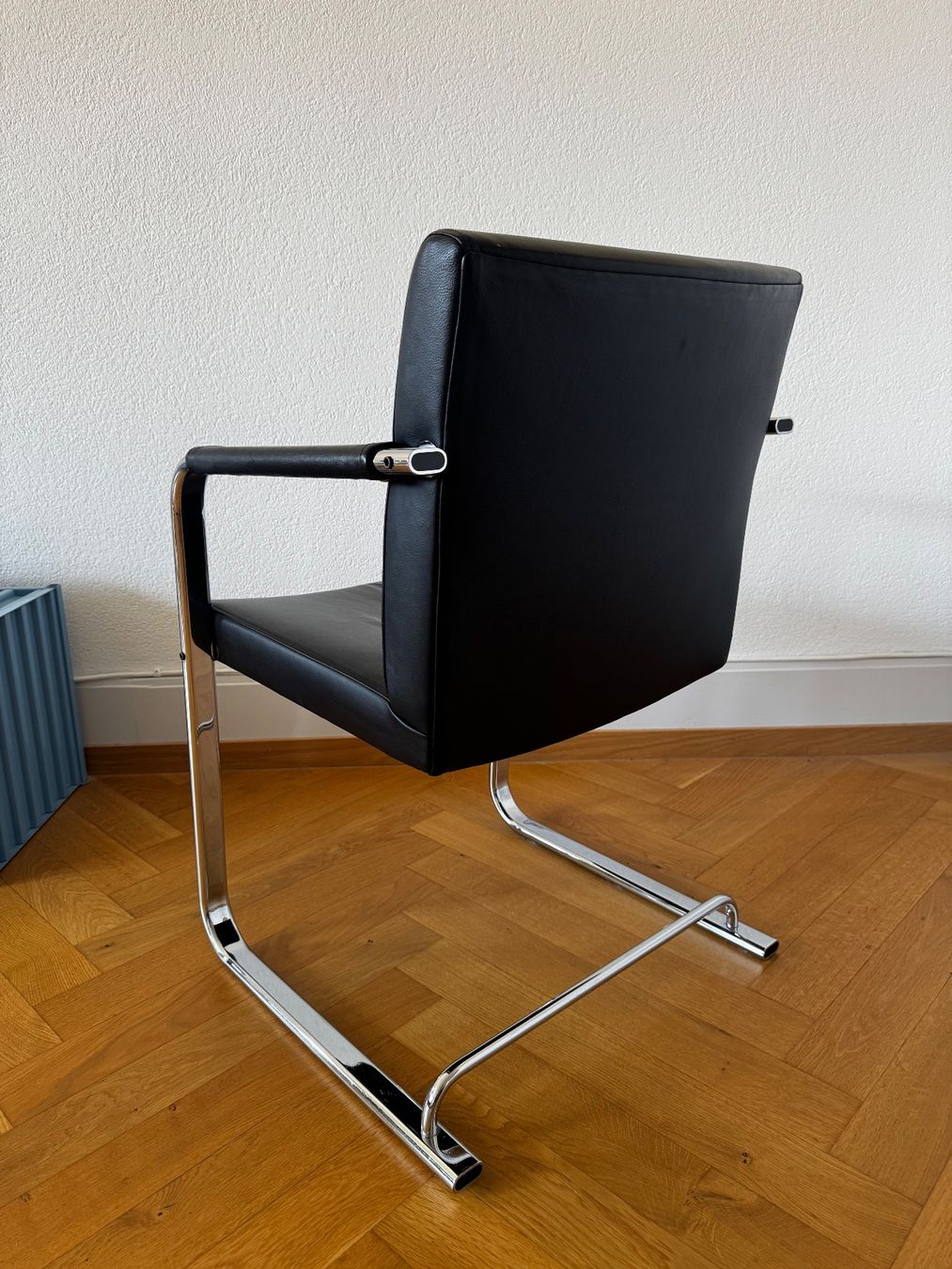 Stühle: Leder Freischwinger in schwarz 5 Stück – Gebraucht aus Bern von val_f82l 1