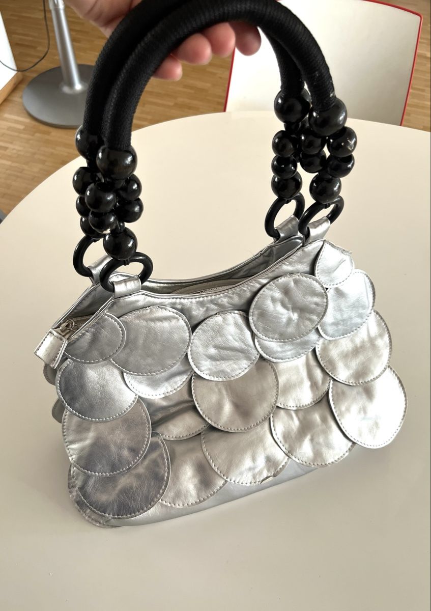 Borse da donna: NEU! SILBERNE HANDTASCHE MIT PERLENHENKELN – Nuovo e nell'imballaggio originale da Basel venduto da JJ.Elena 1