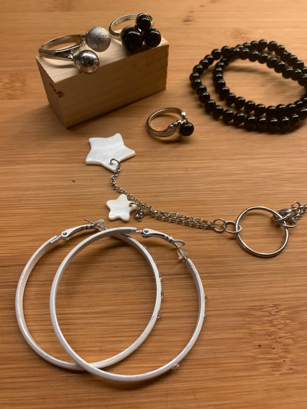 Altri gioielli: Schwarzes Set aus Modeschmuck, Ringen und Ohrringen – Usato da Chalais venduto da Decoarts.art 5