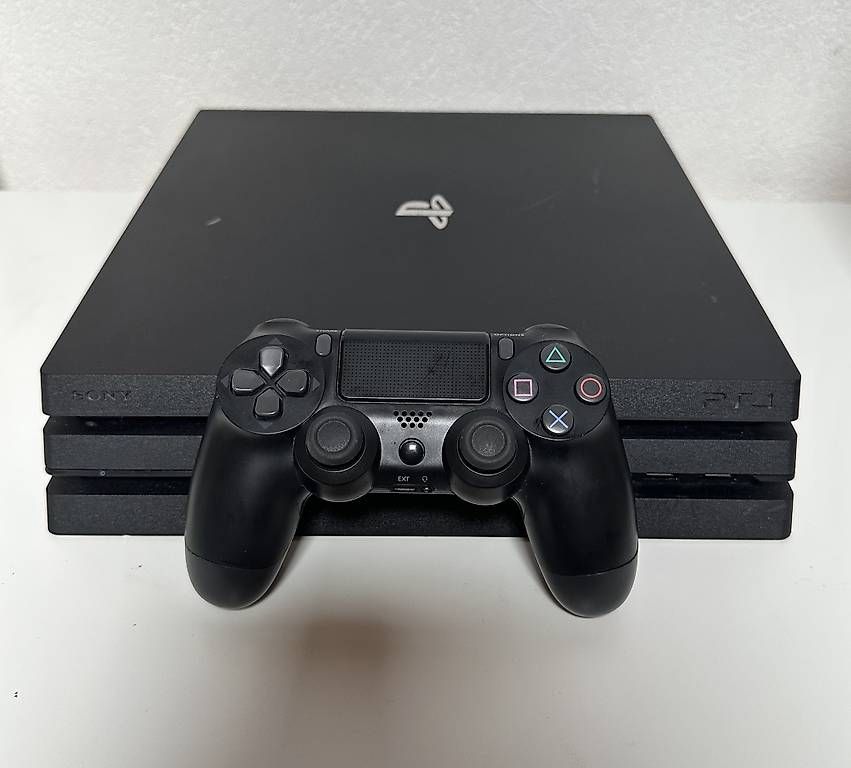 Sony Console: Sony PlayStation 4 Pro  1TB | 1 Controller | Komplett-Set – Usato da Bassersdorf venduto da Edd77