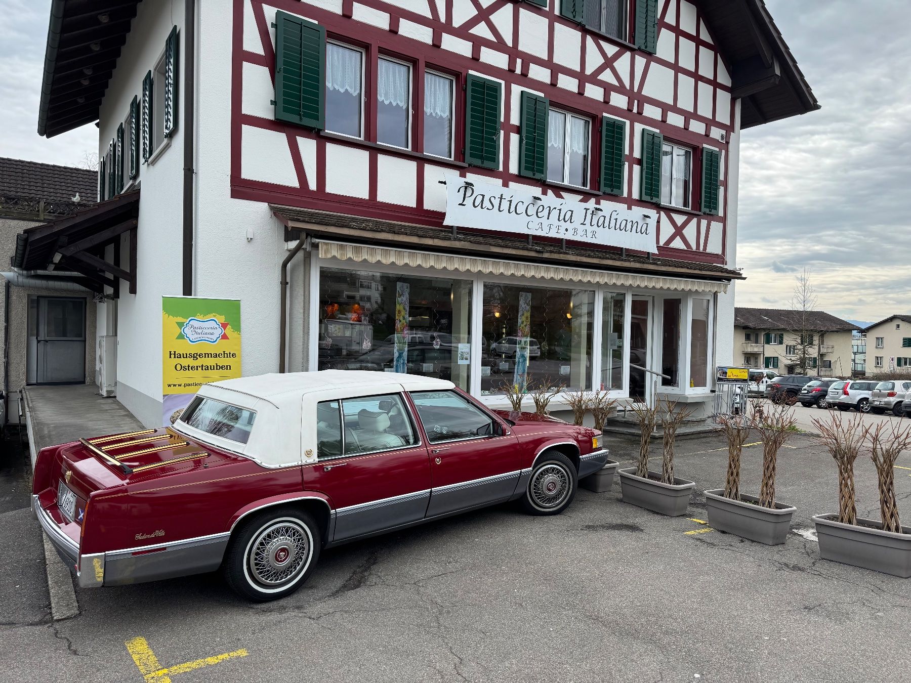 Cadillac Automobili: Cadillac DeVille Custom Gold Edition by Bayview Cadillac – Usato da Stäfa venduto da wfrenzel 1