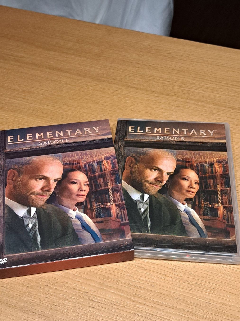 Tutti i DVDs: DVD ELEMENTARY, Staffel 5, Boxset mit 6 Discs – Nuovo (secondo la descrizione) da Unterseen venduto da Kanica 2