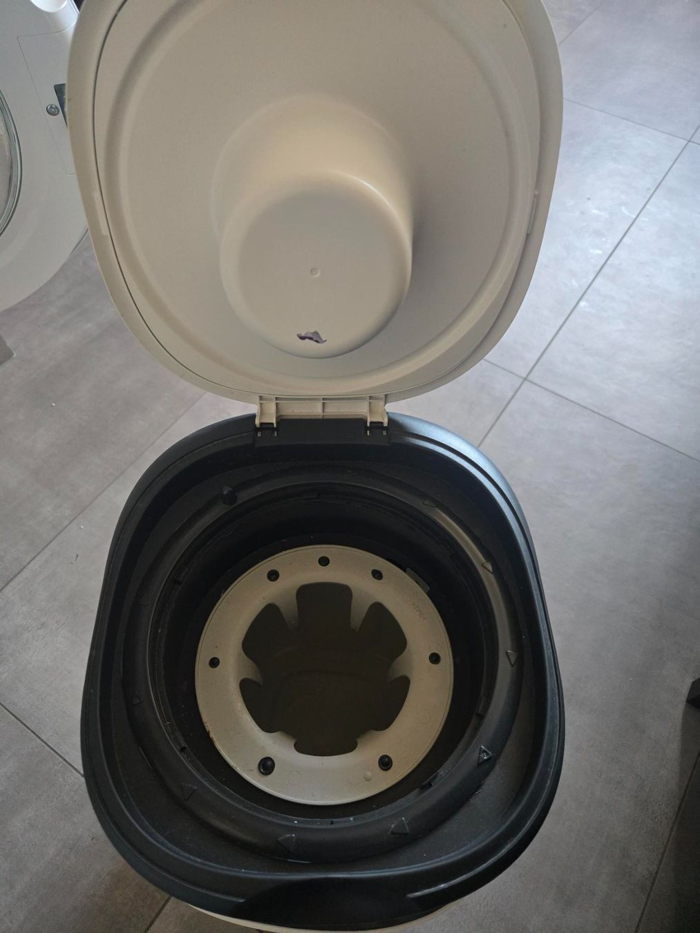 Tommee Tippee Abfalleimer: Windeleimer Tommee Tippee Sangenic weiss neuwertig – Gebraucht aus Pratteln von jan_pg6x 4