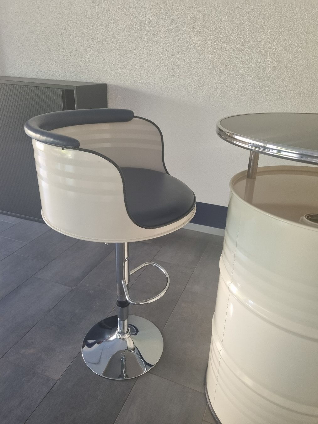 Tische: Stehtisch mit zwei Barstühle (ecru) – Gebraucht aus Abtwil SG von danikari 4
