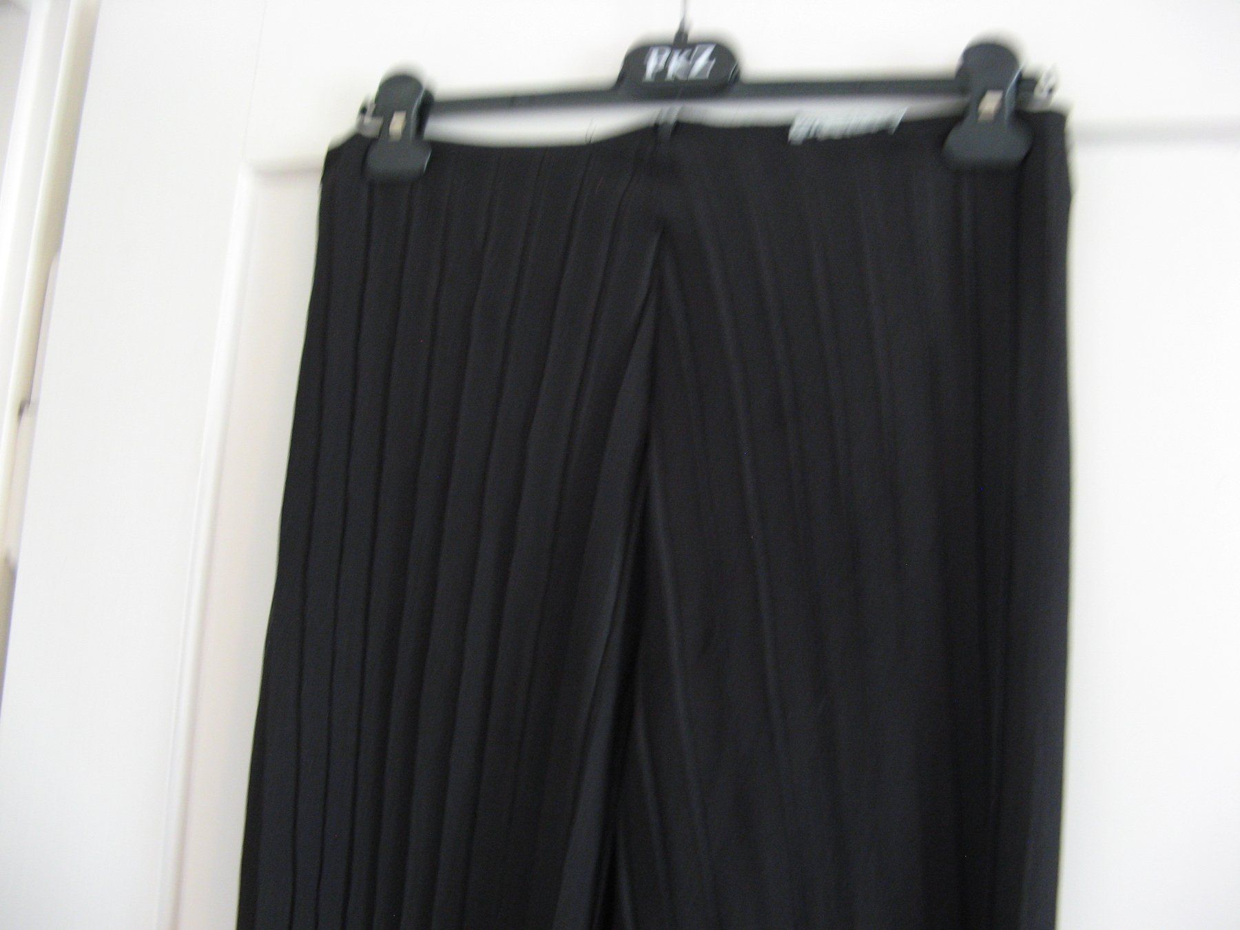 Zara Pantaloni: schwarze Falten Hose Gr. M Zara – Usato da Zürich venduto da apil 1