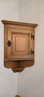 Rustikales Eckschränkli aus Holz, charmant und gemütlich.