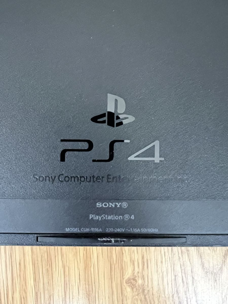 Sony Console: PlayStation 4 (500 GB) Komplettpaket | 2 Controller | Logite – Usato da Zürich venduto da mad_msw7 7