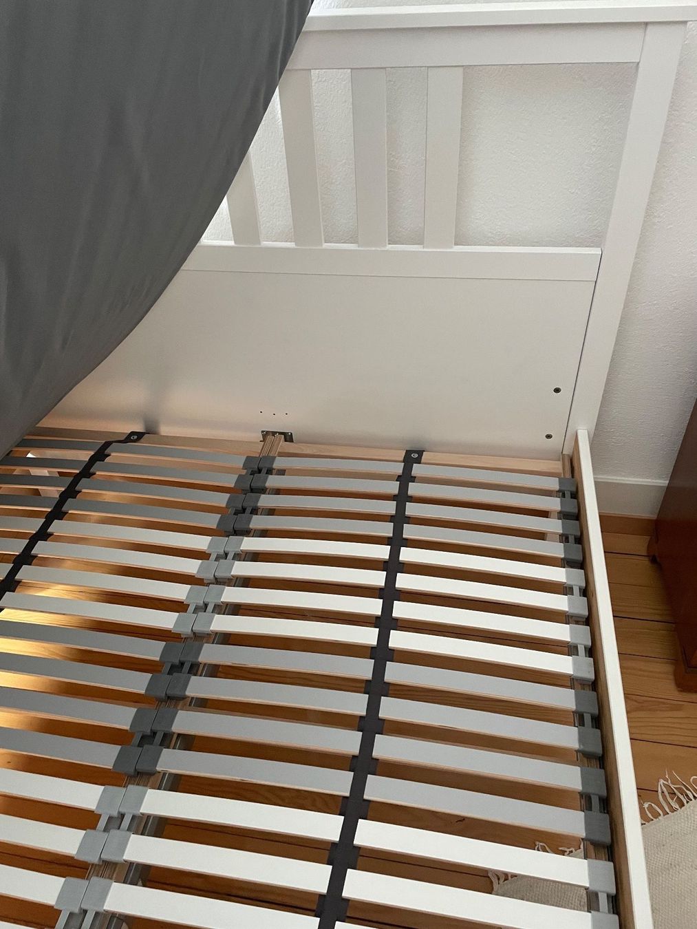 Betten: Hemnes Bett 140 cm Breit mit Lattenrost – Gebraucht aus Bern von eva_j5x6 1