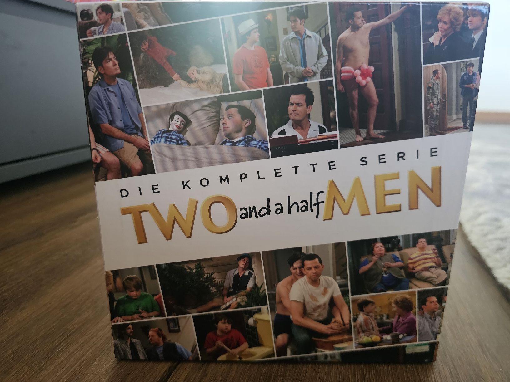Tutti i DVDs: Two and a half Men DVD Box Komplett in Deutsch. Ohne Versand – Nuovo (secondo la descrizione) da Bellach venduto da Mihai17