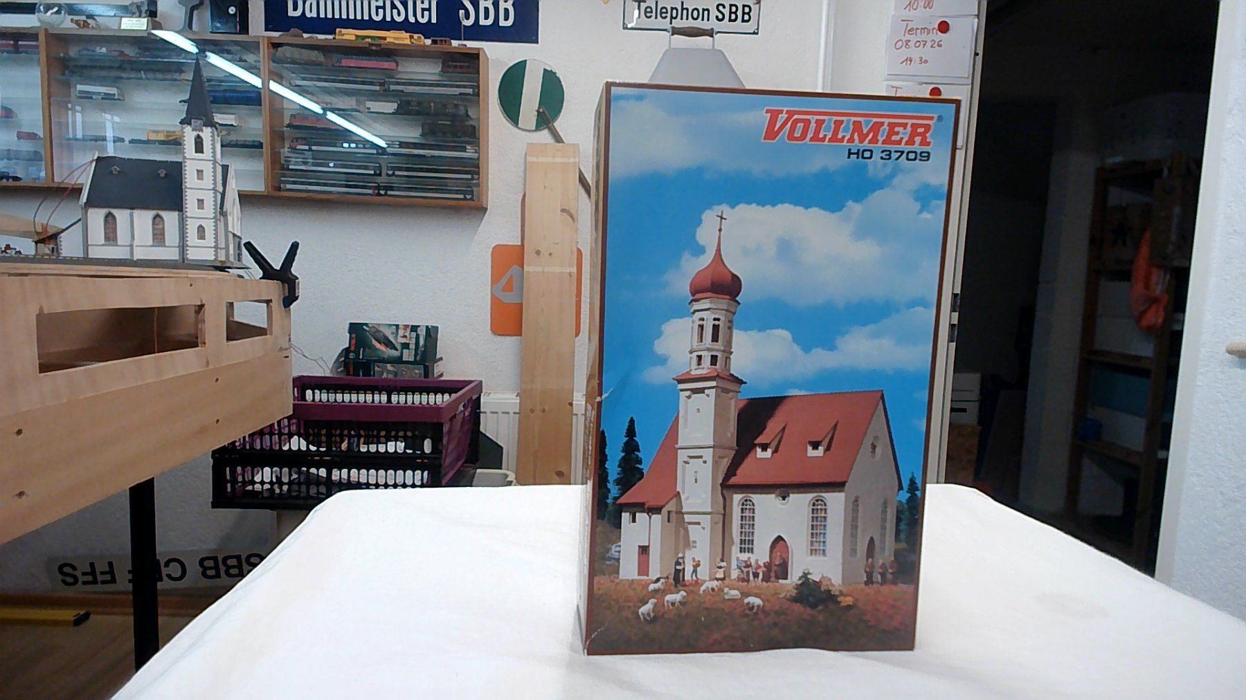 Vollmer Modelleisenbahnen: 3 Häuser, 1 Kirche von Vollmer H0 – Neu und originalverpackt aus Grellingen von Rolf.W57 4