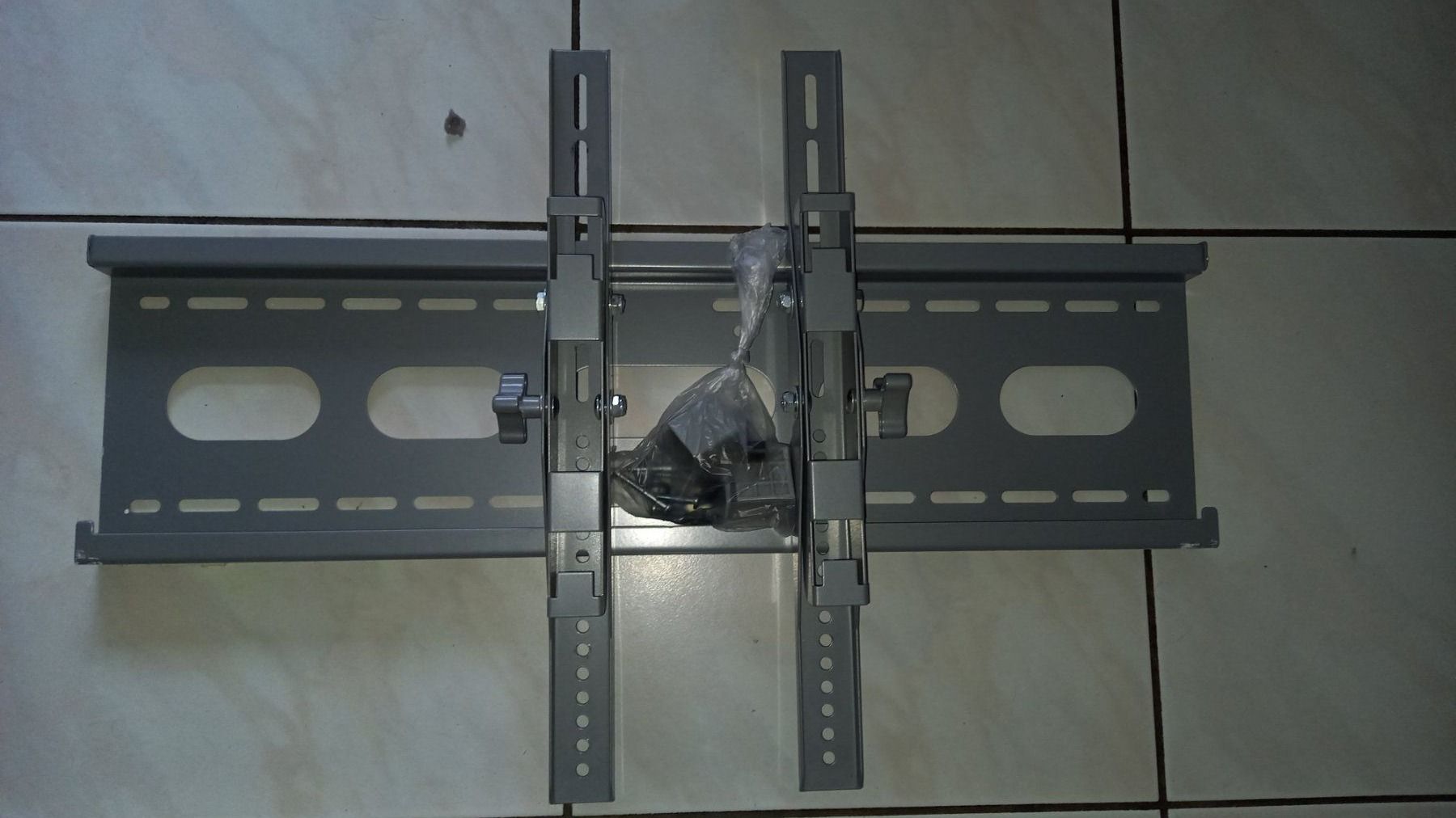 Supporti a parete: appendi tv 75 x 50 cm – Usato da Wohlen AG venduto da poliziotto008