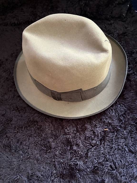 Copricapi, berretti & cappellini: cappello vintage barbisio – Usato da Davesco-Soragno venduto da ele_vxg5 2