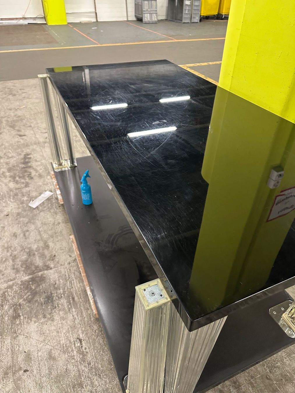 Tavoli: Schwarzer Design-Tisch mit Glasplatte und Acrylbeinen – Usato da Pfungen venduto da PapaJoy17 2