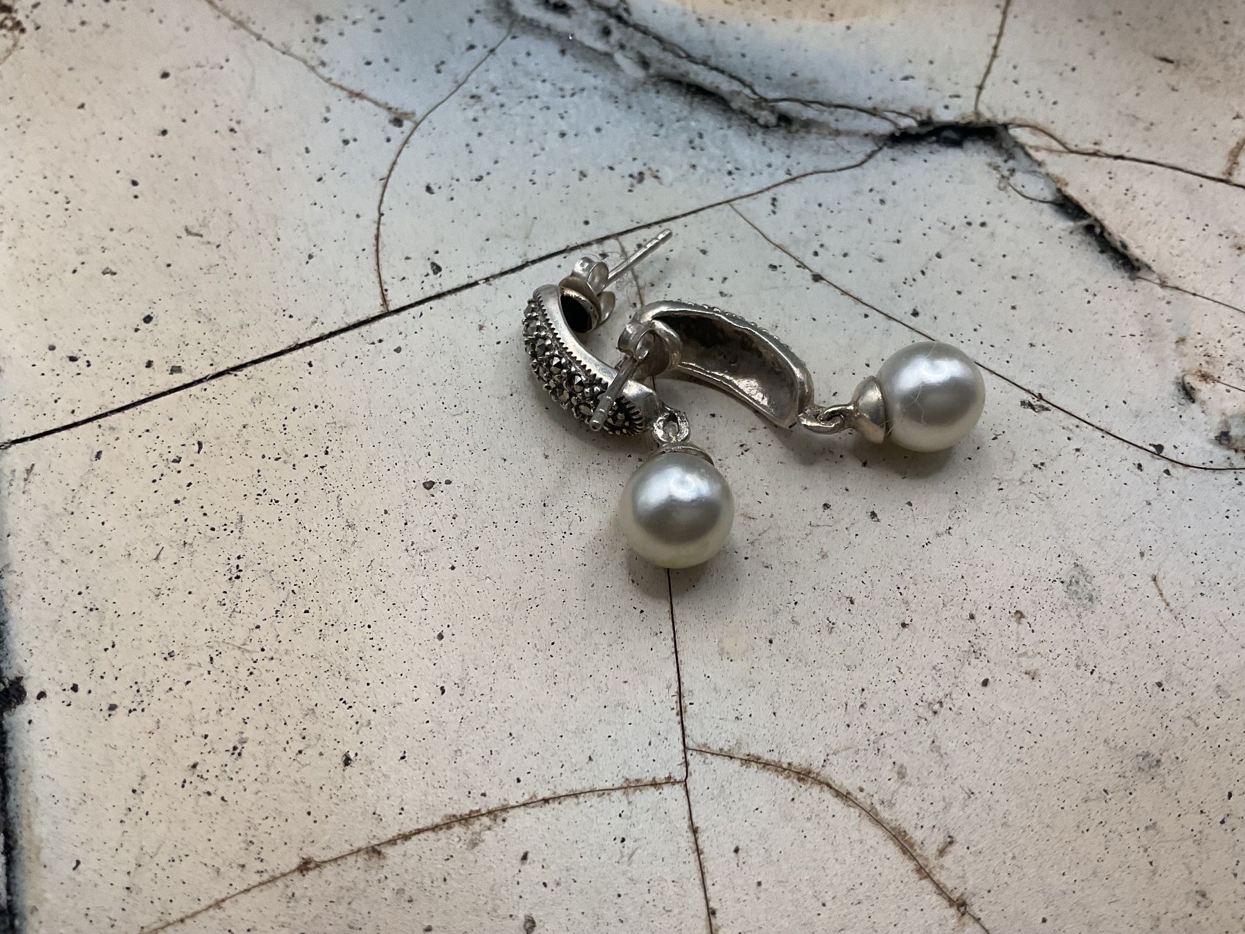 Orecchini pendenti & Orecchini a lobo: Antike Ohrstecker Silber mit Markasiten und Perle – Usato da luzern venduto da Alpendorf1 3