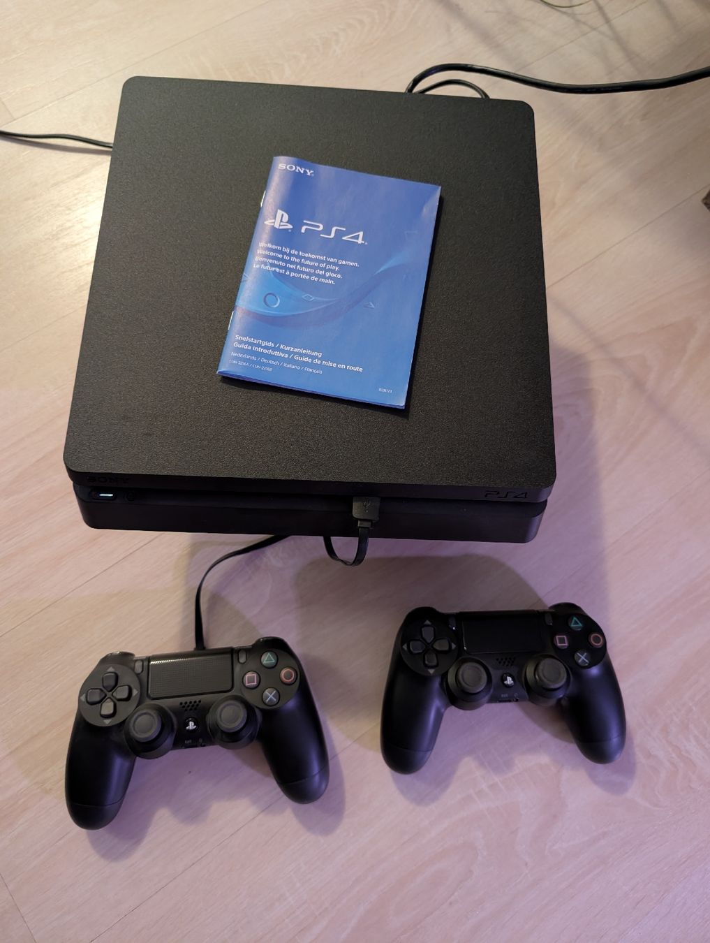 Sony Consoles: PS4 Slim 1 TB – 2 Controller + 4 Games, Systemsoftware 11.0 – D'occasion à Oberdorf SO par Liberty512 1