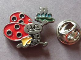 PIN BLICK KÄFER KELLNER MIT FLASCHEN