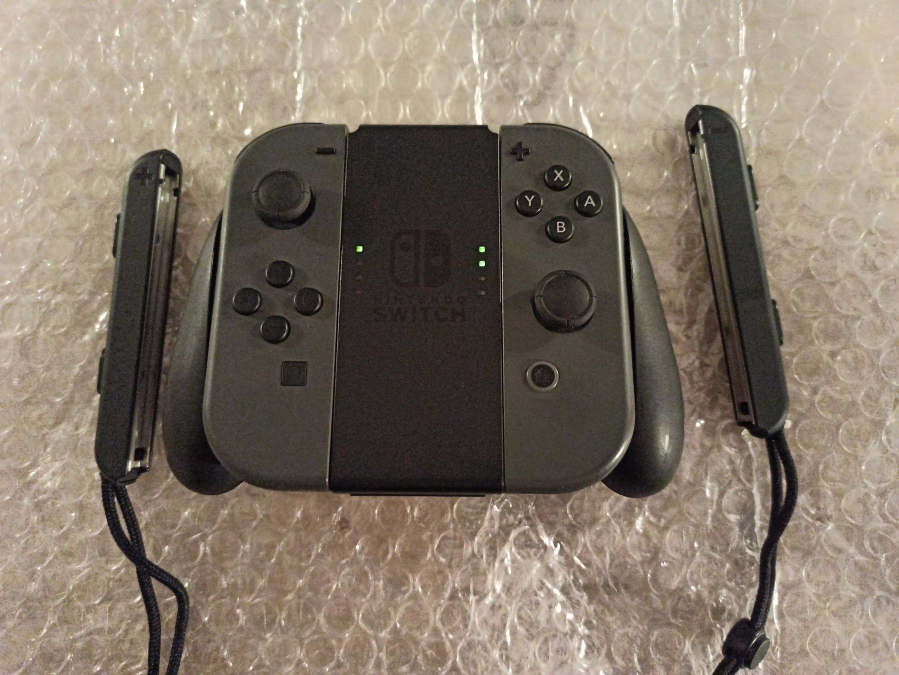 Nintendo Controller: Original Nintendo Switch Joy-Con Set (Grau) + Grip / NSW – Gebraucht aus Oberweningen von mar_87mx