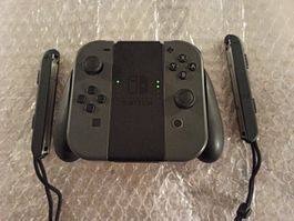 Original Nintendo Switch Joy-Con Set (Grau) + Grip / NSW