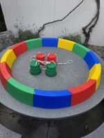 Hüpfkreisel Spielzeug bunter Ringe und 2 Paar Stelzen