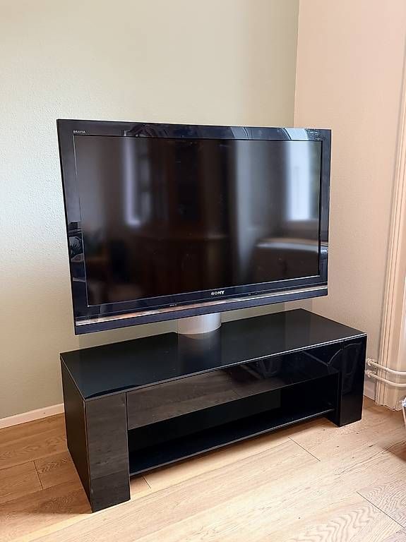 Appareils TV: Funktionsfähigen Fernseher mit Sideboard zu verschenken – D'occasion à Basel par Clari2404 2